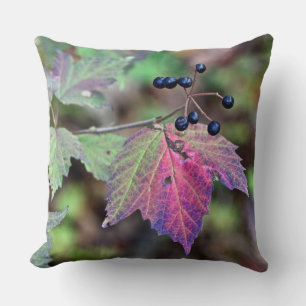 Mapleleaf Viburnum Herbstleaves und Berries Kissen