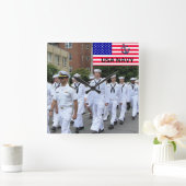 Marching Saillors der Marine USA in weißem Militär Quadratische Wanduhr (Zuhause)