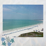 Marco Island Florida Weißer Sandstrand und Ozean Puzzle<br><div class="desc">Dieses wunderschöne Puzzle mit einem Foto von einem atemberaubenden Strand von Marco Island, wie es vom luxuriösen Crystal Shores Resort aus gesehen wird. Dieses funkelnde Juwel liegt an der südwestlichen Spitze der Golfküste Floridas. Marco Island ist die größte Insel in Floridas Kette, bekannt als Zehntausend Inseln. Die blau-grünen Farben des...</div>