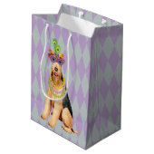 Mardi Gras Airedale Mittlere Geschenktüte (Rückseite Schrägansicht)