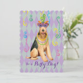 Mardi Gras Airedale Terrier Einladung (Stehend Vorderseite)