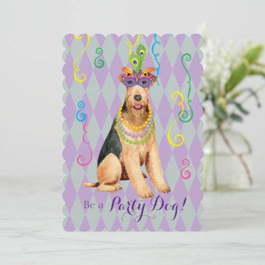 Mardi Gras Airedale Terrier Einladung (Stehend Vorderseite)