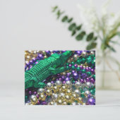 Mardi Gras Beads & Green Gator Einladungen (Stehend Vorderseite)