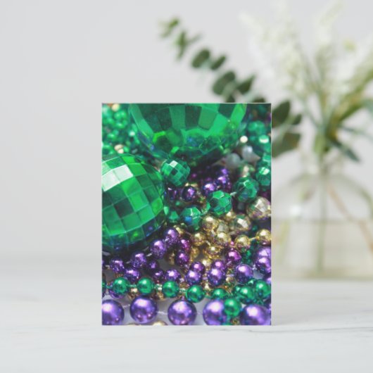 Mardi Gras Beads Grünes Party Postkarten Einladung (Stehend Vorderseite)