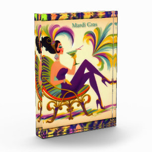 Mardi Gras Frau Mitte des Jahrhunderts mit Martini Fotoblock