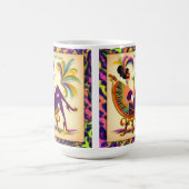 Mardi Gras Frau Mitte des Jahrhunderts mit Martini Kaffeetasse (Mittel)