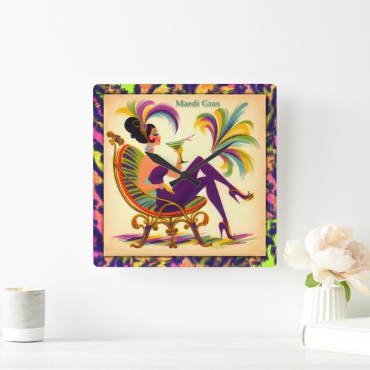 Mardi Gras Frau Mitte des Jahrhunderts mit Martini Quadratische Wanduhr (Zuhause)