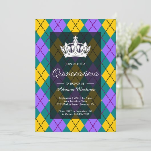 Mardi Gras Gelbe Lila Raute Krone Quinceanera Einladung (Stehend Vorderseite)