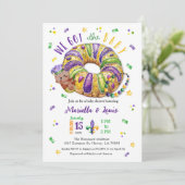 Mardi Gras Gender Reveal King Cake  Einladung (Stehend Vorderseite)