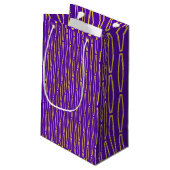 Mardi Gras Geometric Repeat Kleine Geschenktüte (Rückseite Schrägansicht)