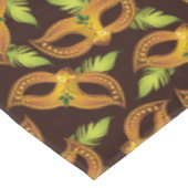 Mardi Gras Golden Mask Grüne Federn Tischdecke (Schrägansicht)