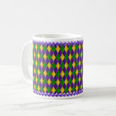 Mardi Gras Harlequin Pattern Tasse mit Lila Beads (Vorderseite Links)