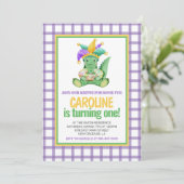 Mardi Gras Krewe Gator King Cake zum ersten Geburt Einladung (Stehend Vorderseite)