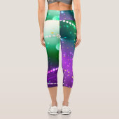 Mardi Gras Lila Hintergrund Capri Leggings (Rückseite)