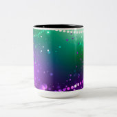 Mardi Gras Lila Hintergrund Zweifarbige Tasse (Mittel)