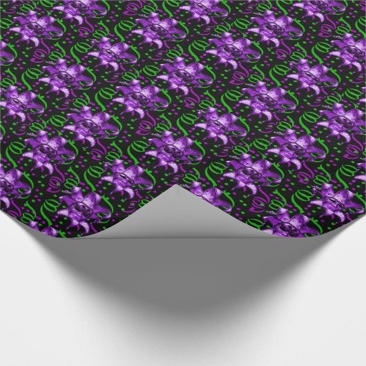 Mardi Gras Lila Maske mit Confetti Geschenkpapier (Ecke)
