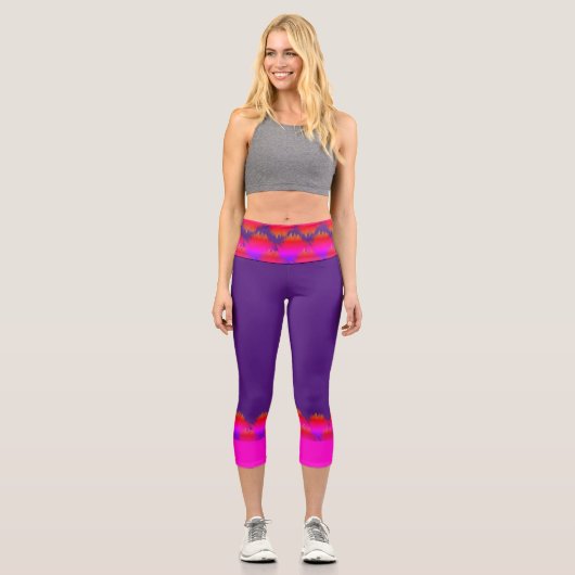 Mardi Gras Lila und rosa Feathers Capri Leggings (Vorderseite)