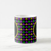 Mardi Gras Lilie Muster Custom Monogram Kaffeetasse (Mittel)