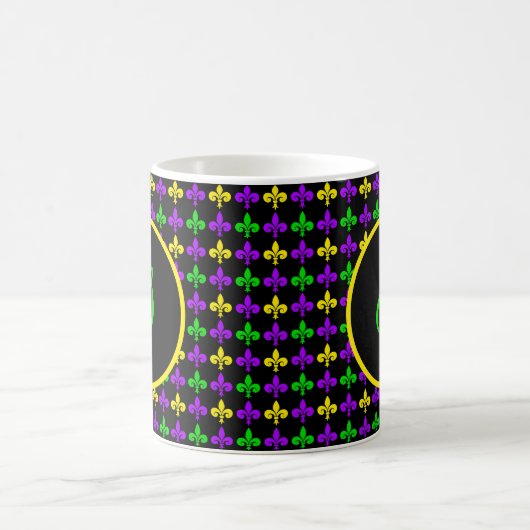 Mardi Gras Lilie Muster Custom Monogram Kaffeetasse (Mittel)