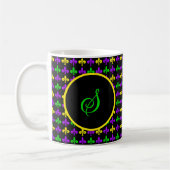 Mardi Gras Lilie Muster Custom Monogram Kaffeetasse (Links)