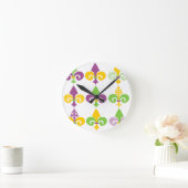 Mardi Gras Lilie Runde Wanduhr (Zuhause)