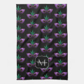 Mardi Gras Maske Lila Glitzern Muster Monogram Geschirrtuch (Vertikal)