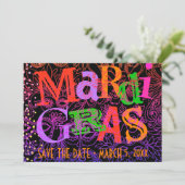 Mardi Gras maskiert farbenfrohe Typografie Save th Einladung (Stehend Vorderseite)