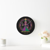 Mardi Gras Mutter 2026 Königin Runde Wanduhr (Zuhause)