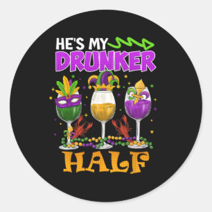 Mardi Gras Outfit Er ist meine betrunkenere Hälfte Runder Aufkleber