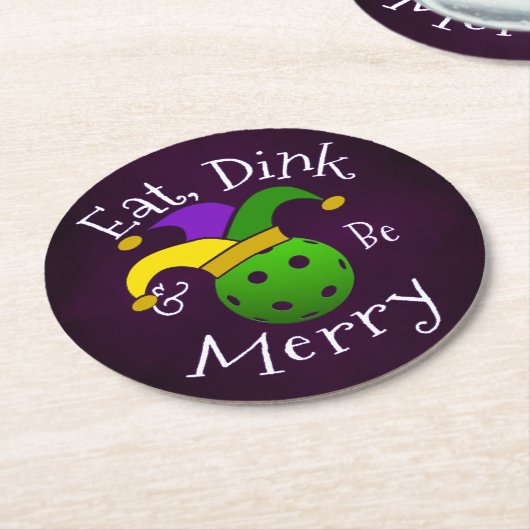 Mardi Gras Pickleball isst Dink Sei froh Runder Pappuntersetzer (Angewinkelt)