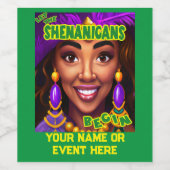 Mardi Gras Shenanigans Queen w Lila Feather Hat Weinetikett (Einzelnes Label)