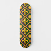 Mardi-Grasmuster mit goldenem Fleur-de-lis Skateboard (Vorderseite)