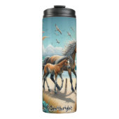 Mare and Foal on Beach Thermosbecher (Vorderseite)