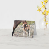 Mare and foal standing together in the sunshine karte (Gelbe Blume)