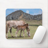 Mare & Colt am Vulkankrater von Rano Raraku Mousepad (Mit Mouse)