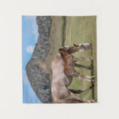 Mare & Colt am Vulkankrater von Rano Raraku Wandteppich (Vorderseite)