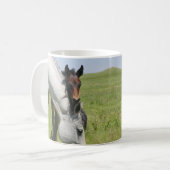 Mare Grazing mit Colt-Tasse Kaffeetasse (Vorderseite Links)