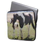 Mare und Filly Walking Laptopschutzhülle (Vorderseite Links)