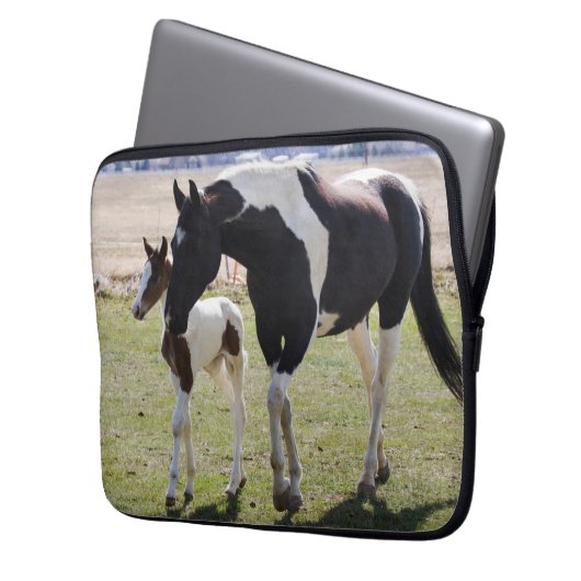 Mare und Filly Walking Laptopschutzhülle (Vorderseite Links)