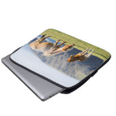 Mare with Foal, Shetland Islands, Schottland Laptopschutzhülle (Vorne Knopf)