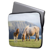Mare with Foal, Shetland Islands, Schottland Laptopschutzhülle (Vorderseite Links)