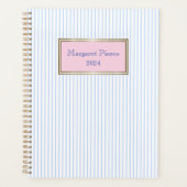 Margaret Pinstripe Planner mit rosa Planer (Vorderseite)