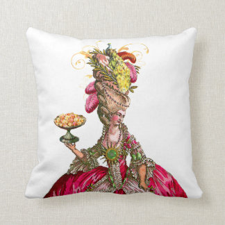 Marie Antoinette mit Kuchen und Pfau Kissen