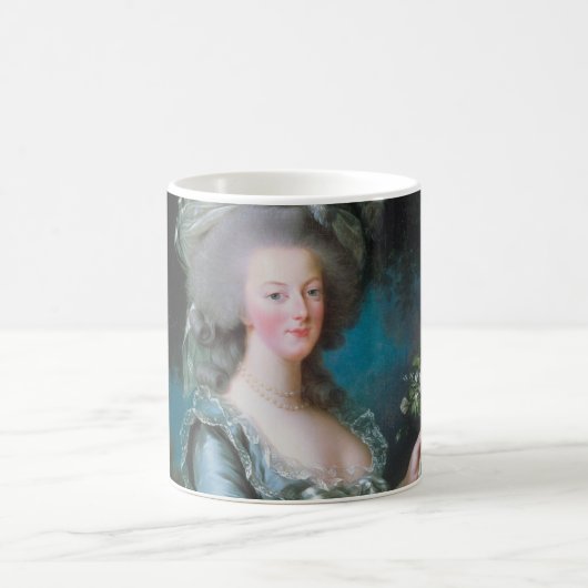 Marie Antoinette mit Rose von Elisabeth Le Brun Kaffeetasse (Mittel)