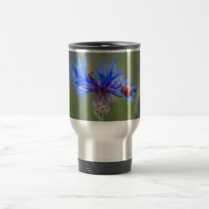 Marienkäfer auf einer blauen Kornblume Reisebecher