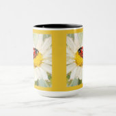 "Marienkäfer auf Gänseblümchen" Tasse (Zentrum)