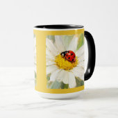 "Marienkäfer auf Gänseblümchen" Tasse (VorderseiteRechts)
