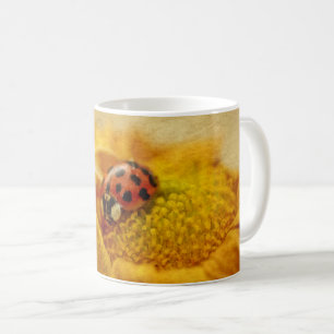 Marienkäfer auf gelber Blüte Kaffeetasse