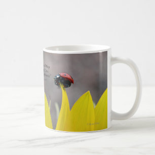 Marienkäfer auf Sonnenblume-Blumenblatt Kaffeetasse