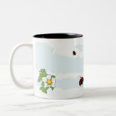 Marienkäfer im Flug Zweifarbige Tasse (Links)